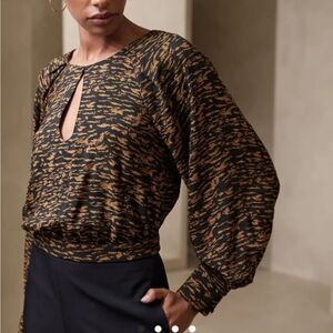 3/$30 EUC Banana Republic XS Black and Brown Patterned Keyhole Front & Back Top